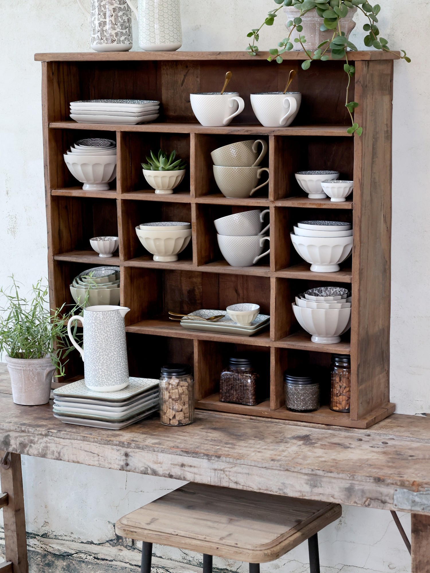 DREWNIANA_WISZACA_SCIENNA_POLKA_Z_PRZEGRODKAMI_RUSTYKALNA_KUCHNIA_MEBLE_CHIC_ANTIQUE_POLSKA_SKLEP_DESIGNBYWOMEN